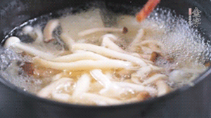 依次放火腿、豆腐，加水大火燒開(kāi)，小火燉煮20分鐘，出鍋前撒上蔥花即可。
