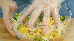 將飯團(tuán)用手搓捏成圓球狀。
