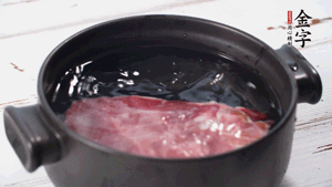 金字火肉溫水浸泡2小時(shí)。（火肉發(fā)酵時(shí)間比火腿短，肉質(zhì)比火腿略軟，鹽分更低）