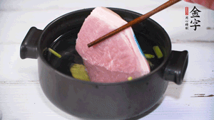 整塊豬肉，加蔥、姜片、料酒焯水。