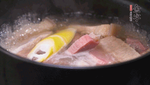 火肉、豬肉加料酒、清水大火煮開(kāi)后，加入春筍小火慢燉40分鐘，出鍋前撒蔥花即可。