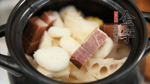 加水沒過食材，加料酒大火煮沸后，再小火燉煮1小時(shí)。（如果沒有砂鍋小火燉煮，用電飯煲的煮湯功能、高壓鍋也是可以的。）
