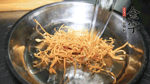 蟲草花用涼水浸泡10分鐘，干香菇溫水泡發(fā)至軟去蒂備用。蓮子、紅棗也可一同清洗干凈。