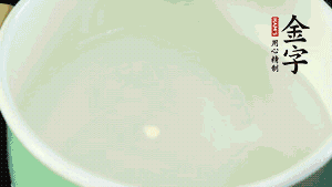 鍋中盛涼水，放入汆燙好的鴿子、火腿片、生姜片。