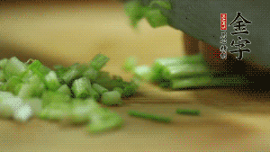 小蔥切成蔥花。