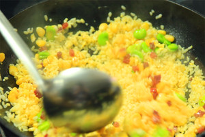 然后加入炒好的食材混合均勻，炒熟即可。出鍋前加少許黑胡椒、鹽和蔥花就可以啦?。?！