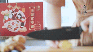 將處理好的老鴨放入冷水鍋中，丟入姜片，冷水煮沸去腥。
