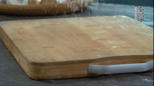 【面皮】3.案板撒點(diǎn)糯米粉，將面團(tuán)搓成均勻的小團(tuán)子。