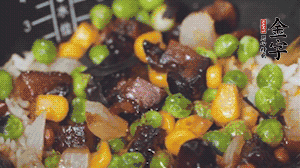 出鍋前加蠔油、生抽調(diào)味，撒點(diǎn)熟白芝麻即可。