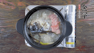 放豆腐、海鮮菇繼續(xù)中小火煮5分鐘。