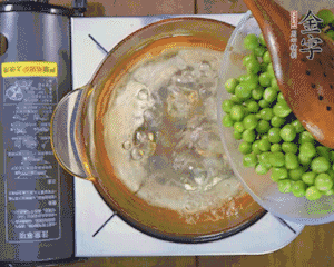 豌豆粒焯水30秒，過涼水。