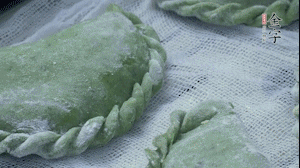 【制作】2.蒸架上墊浸濕的屜布，再放上清明果，大火蒸10~15分鐘，完成，出鍋啦！