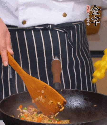 加咖喱塊、少許鹽、白糖調(diào)味，炒至咖喱塊融化后，倒米飯，翻炒至每粒米飯都包裹上咖喱，再放黃椒、青椒粒，出鍋前加菠蘿粒和小蔥翻拌均勻。