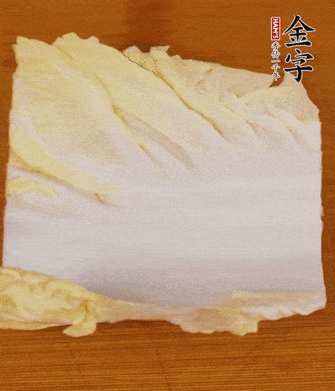 一片白菜一片淡火腿交替疊起，疊個(gè)兩三層放進(jìn)鍋內(nèi)，直到塞滿鍋。