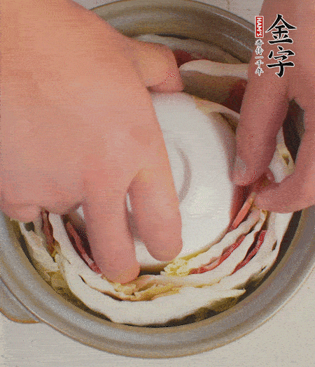 寬度剛好是鍋的高度?？垡粋€(gè)小碗更有助于幫助造型。