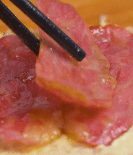 放上火腿、芝士片、生菜，再放一片土司。
