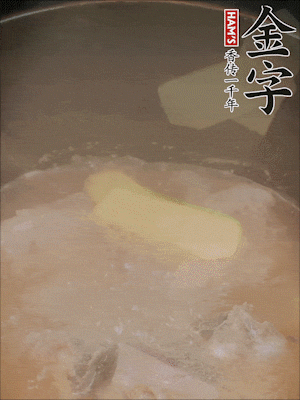 排骨洗凈，加生姜、黃酒焯水，溫水洗凈備用。