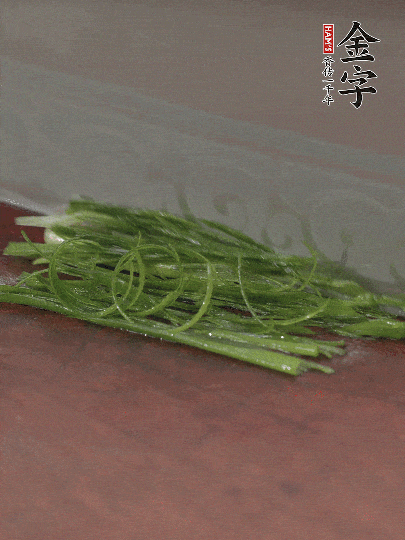 生姜切薄片，紅椒切細(xì)絲，小蔥蔥綠切細(xì)絲，泡入冰水中保持新鮮。