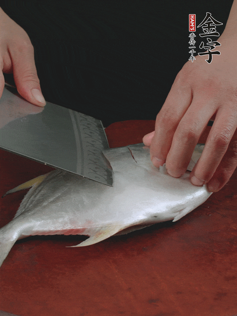 處理干凈銀鯧魚(yú)1條，表面斜刀切出花刀。
