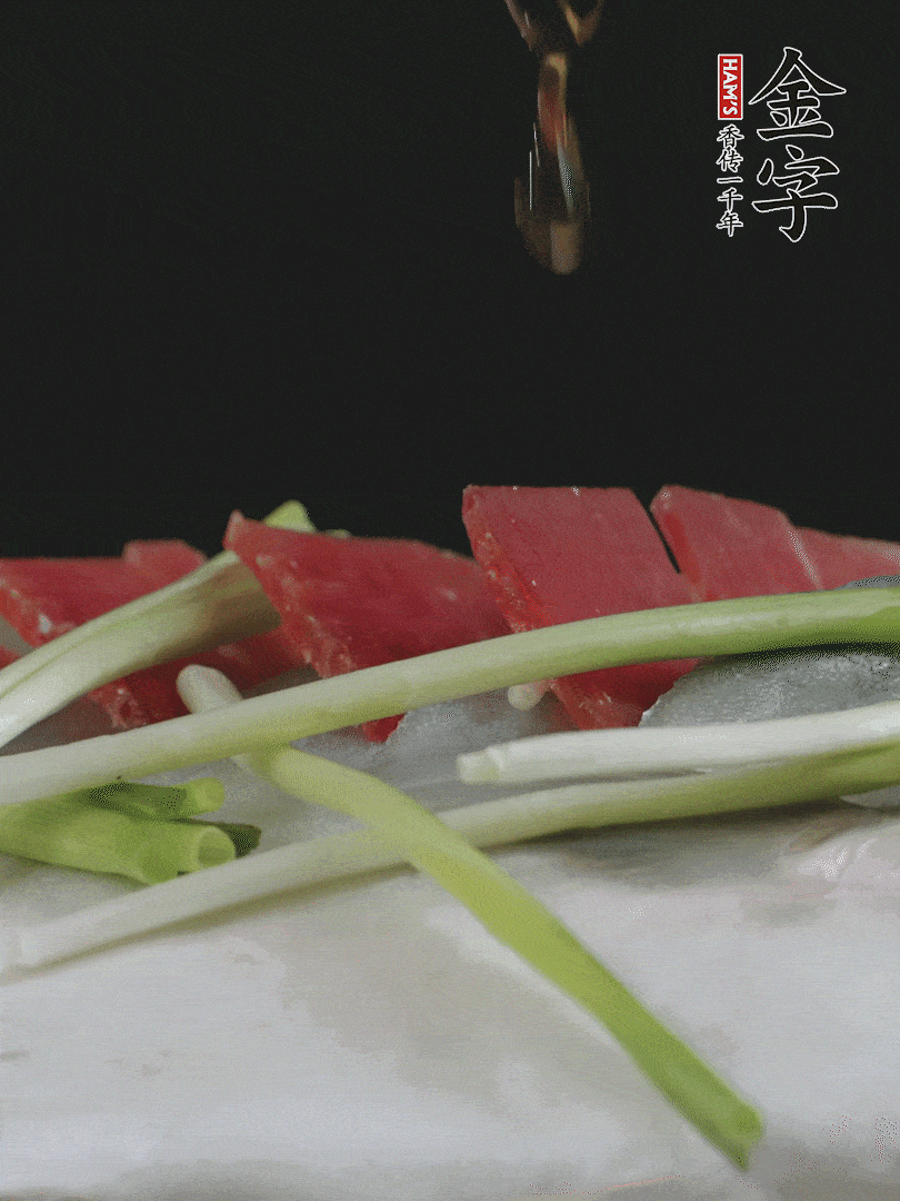 蔥白置于魚(yú)身，放適量豌豆，淋上花雕酒。