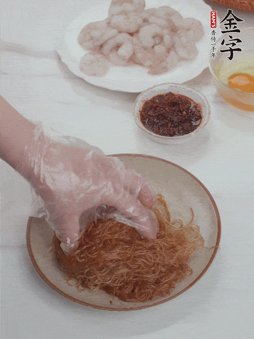 粉絲泡軟后，入沸水煮10秒，撈出后加1/2勺老抽、1/2勺食用油挑松。