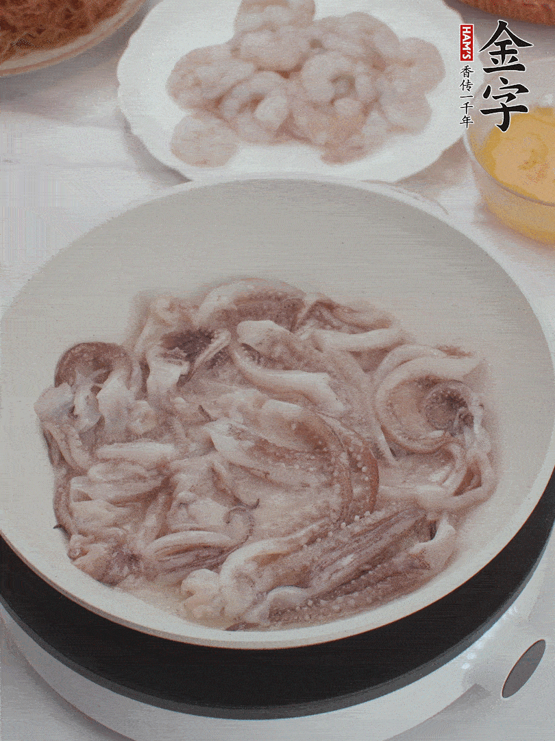 蝦仁、魷魚滑油，蛋液炒制半熟。