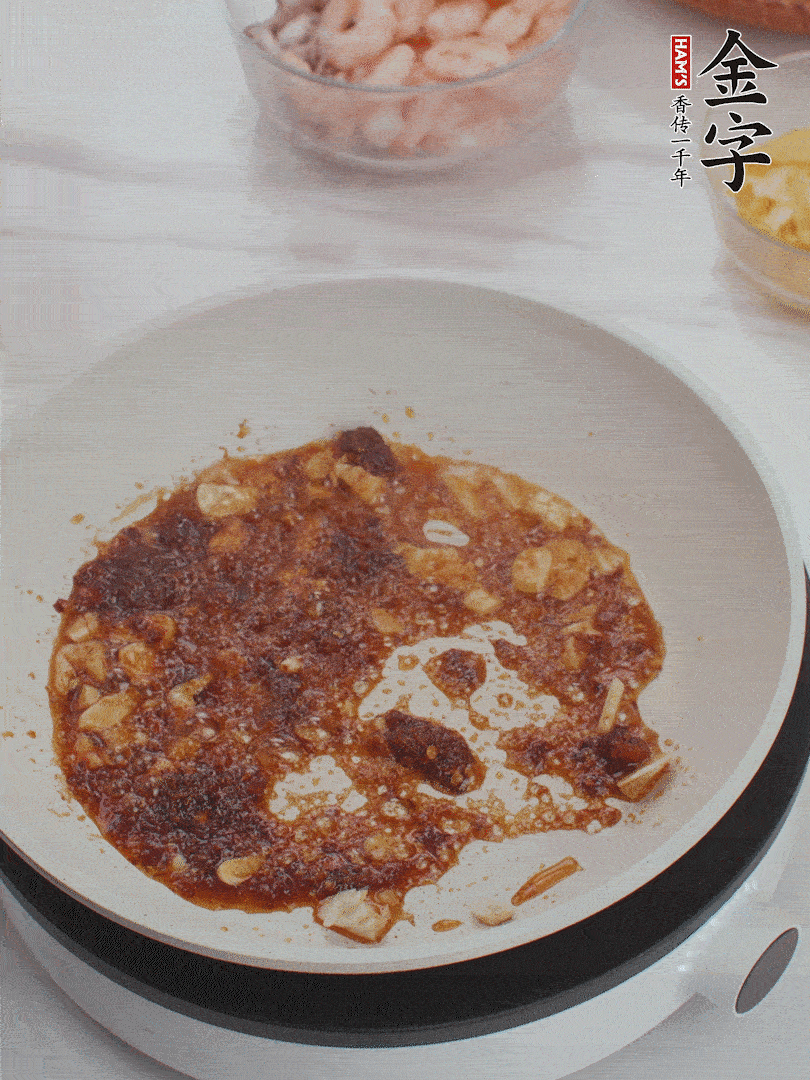 冷鍋熱油，1大勺金字火腿XO醬、蒜末炒香，倒粉絲一起炒。