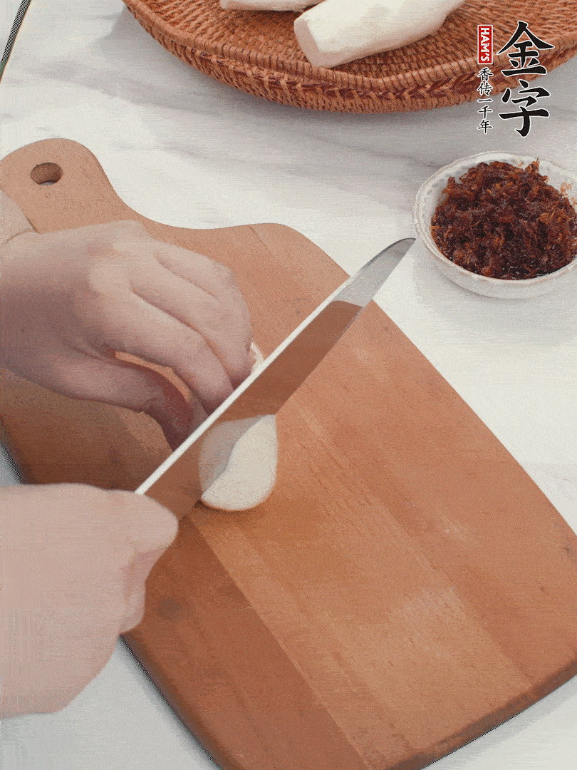 茭白剝殼，洗凈后切滾刀塊。