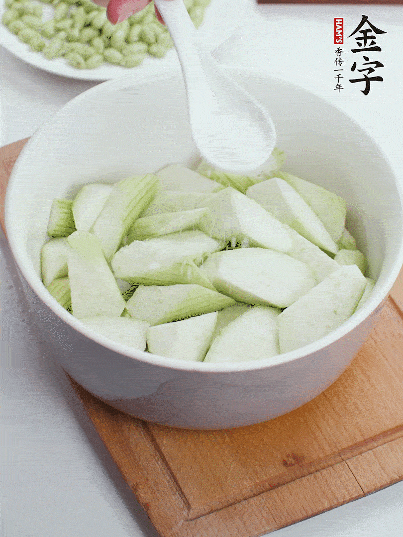 水中加1勺鹽浸泡，防止變黑。