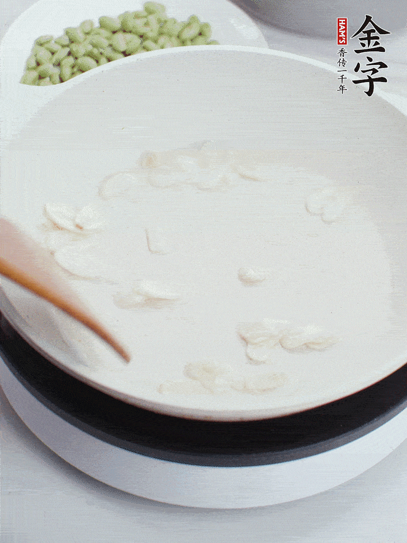 金字淡咸肉煮15分鐘，撈出切片。油5成熱時，蒜末、咸肉爆香。