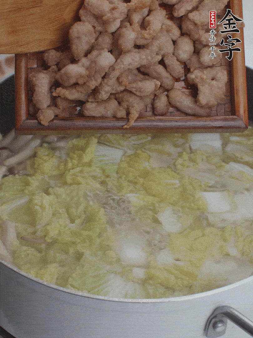 水開后煮10分鐘，下娃娃菜、小酥肉煮3分鐘。