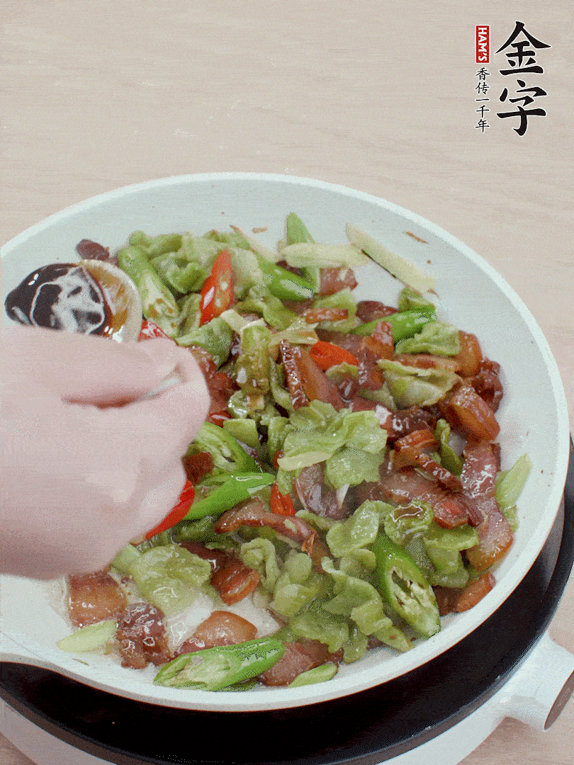 2勺生抽調(diào)味，最后撒蒜葉。
