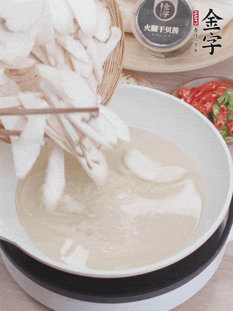杏鮑菇切成片，油溫7層熱炸2分鐘。
