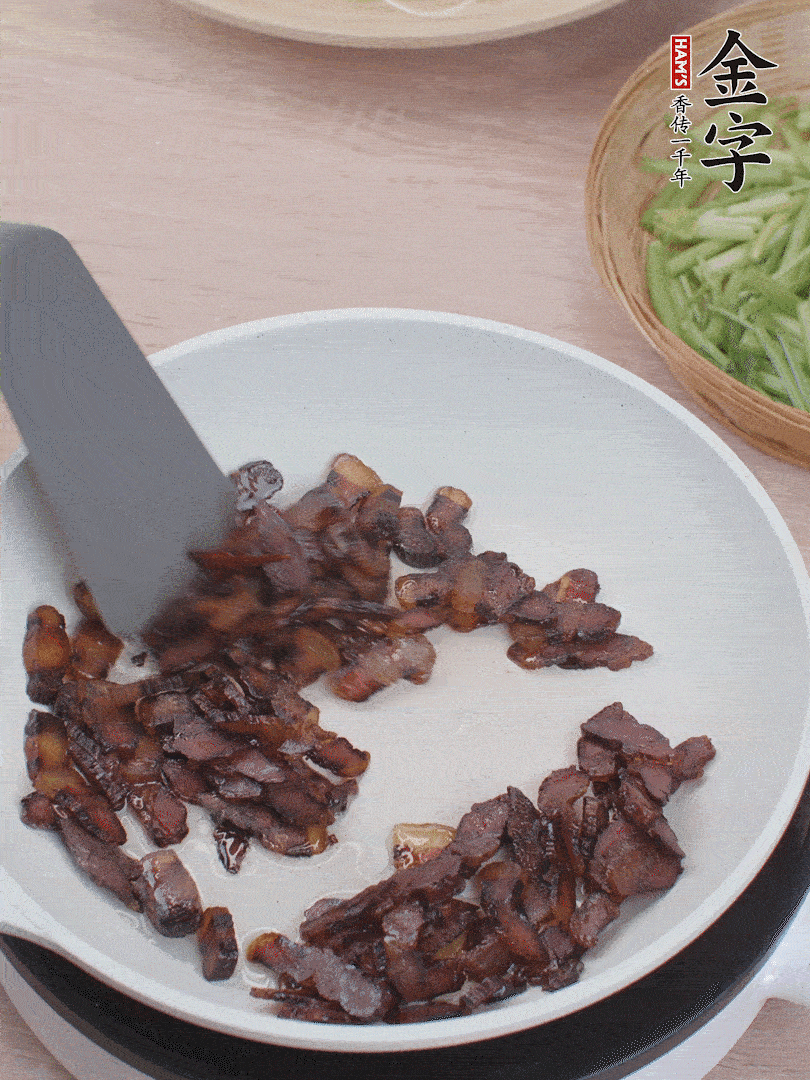 起鍋熱油，煸香醬油肉。