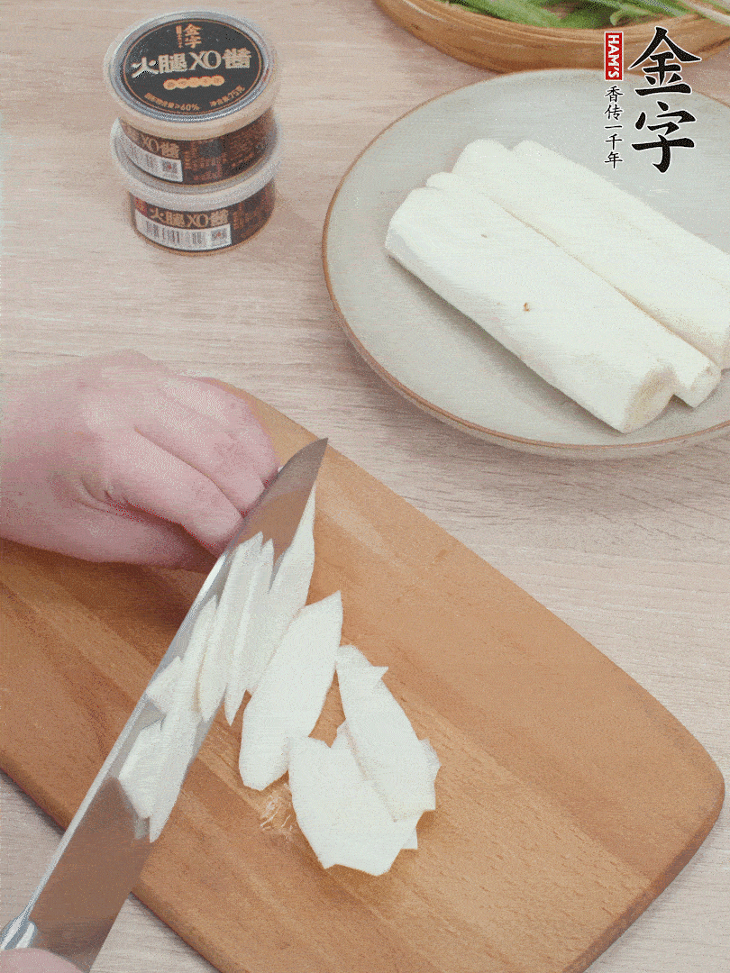 鐵棍山藥去皮，斜刀切片。