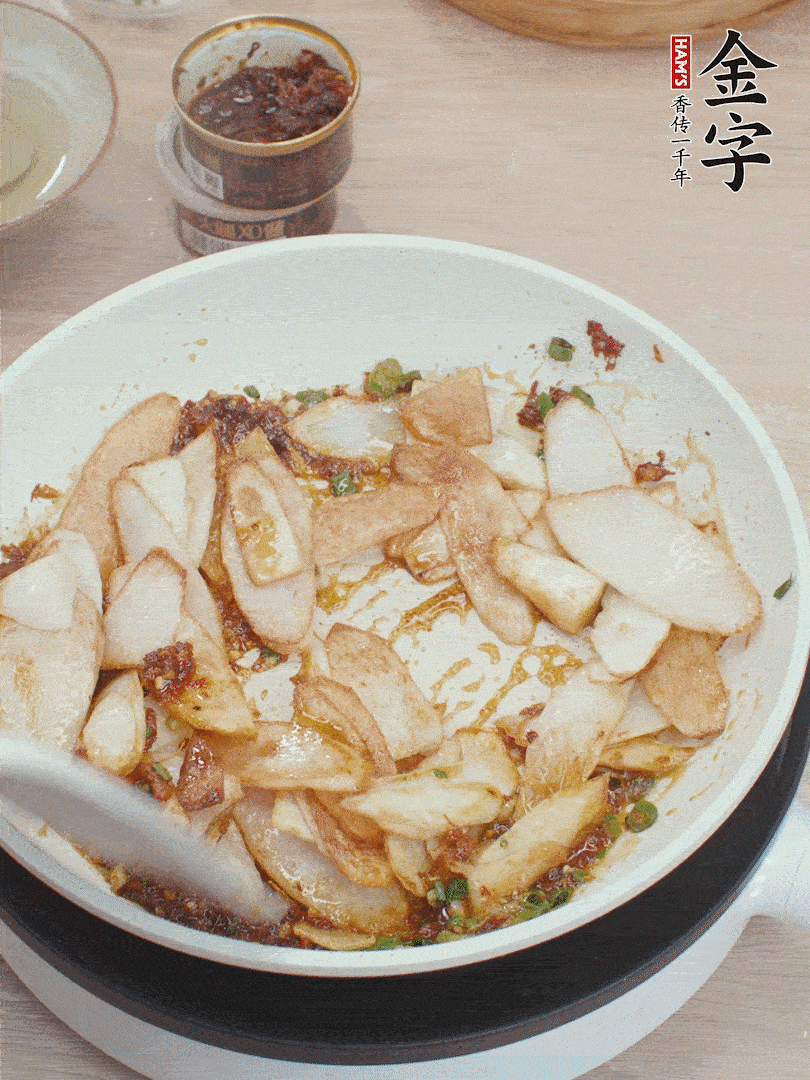 下山藥炒勻，撒蔥花。