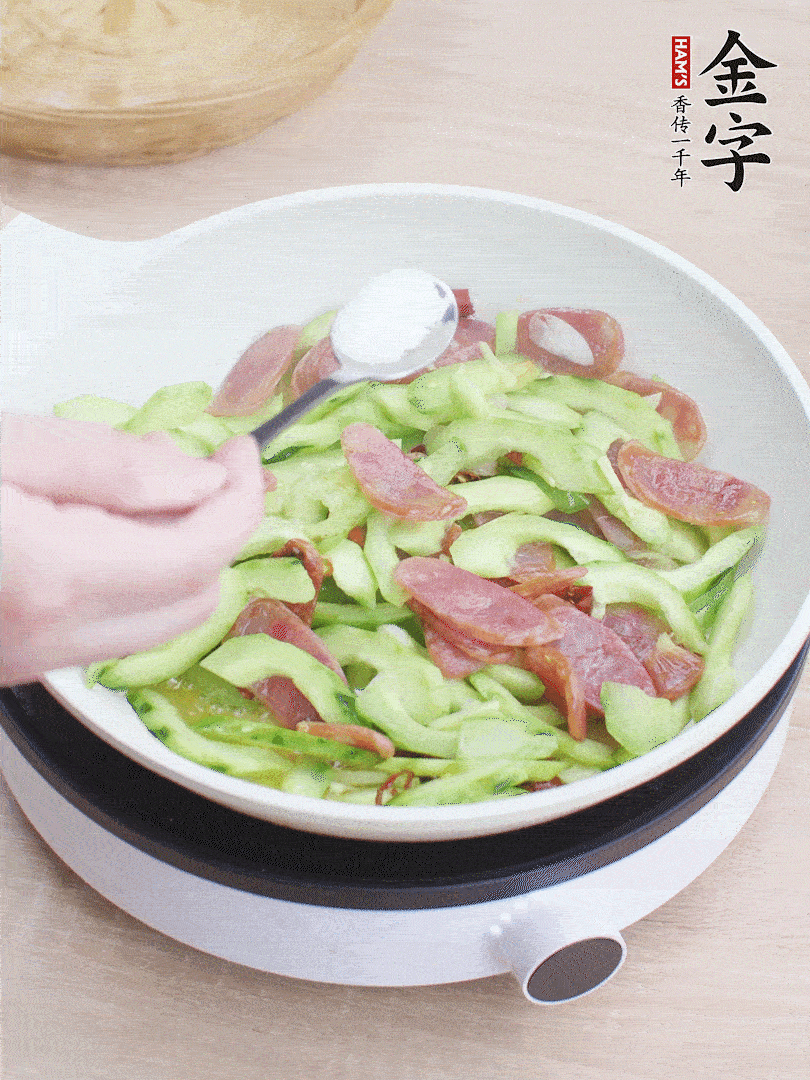淋點(diǎn)開(kāi)水，半勺白糖、1勺生抽調(diào)味。