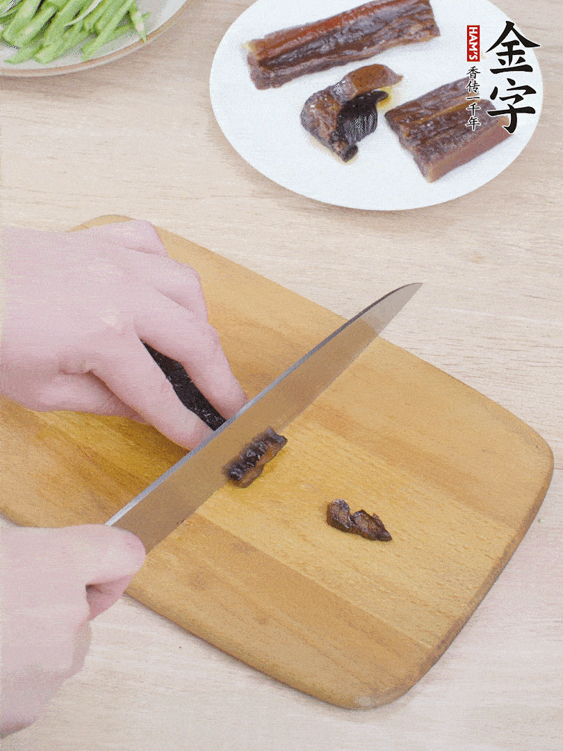 提前煮好的金字醬油肉切片。