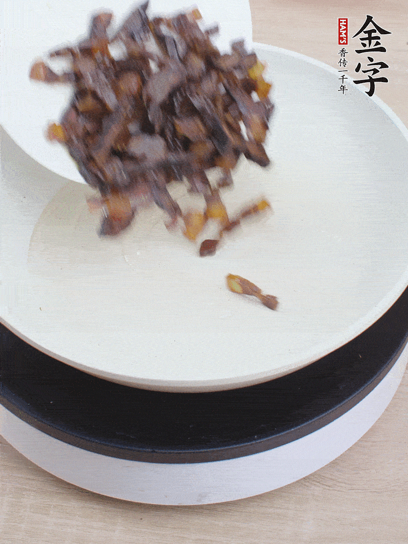 油熱倒醬油肉，編出香味。