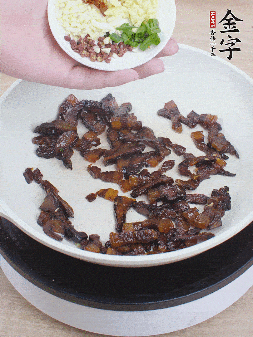 下蔥姜蒜、干辣椒、花椒粒炒香。