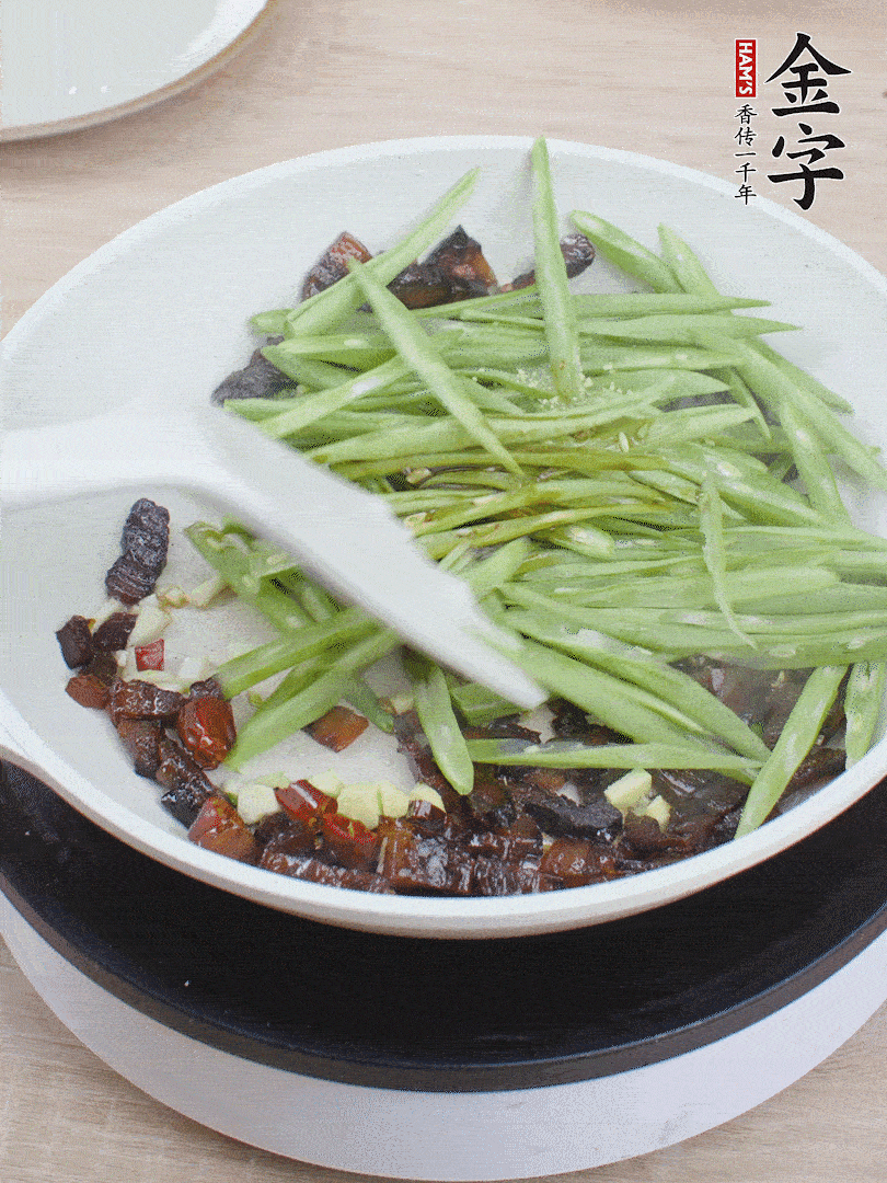 下豆角，生抽、雞精調(diào)味，炒到斷生。