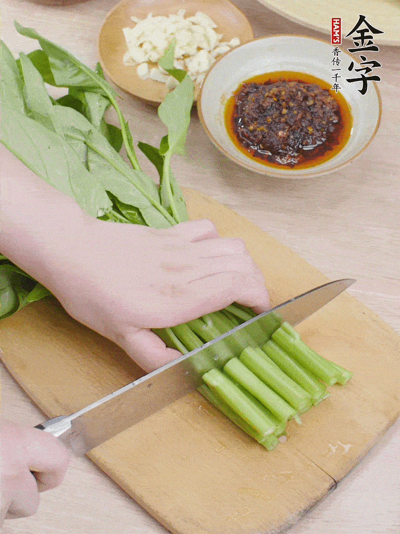 空心菜切段，大蒜拍碎切末。