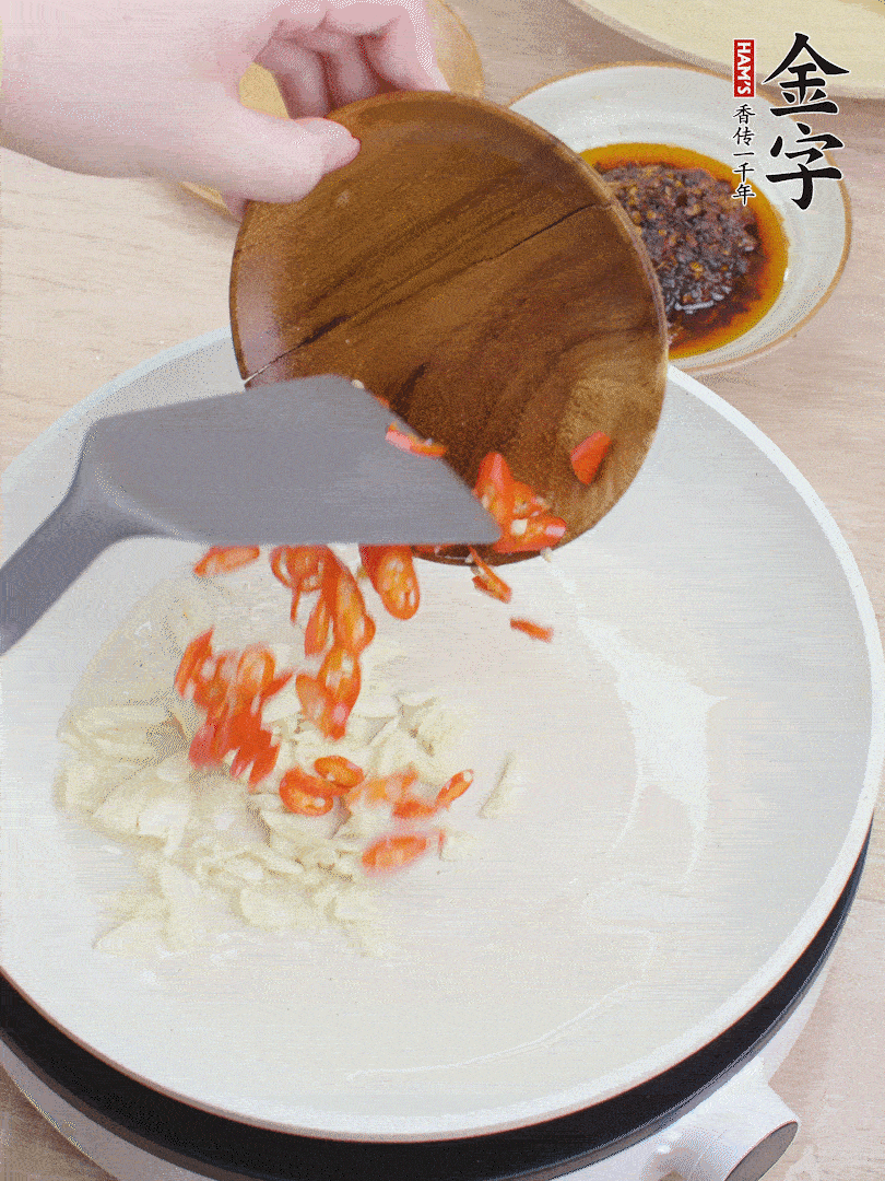 油熱煸香蒜末、辣椒。