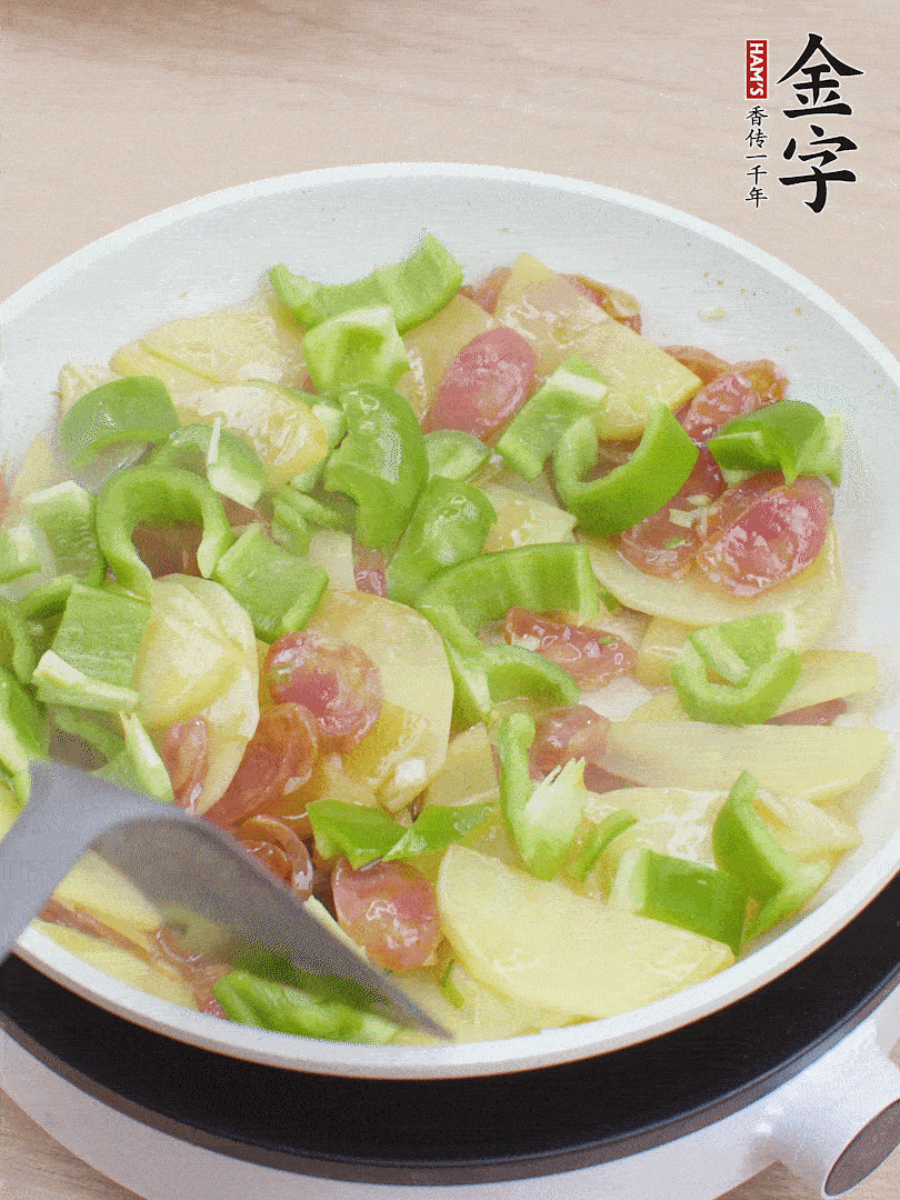 下辣椒翻炒1分鐘。