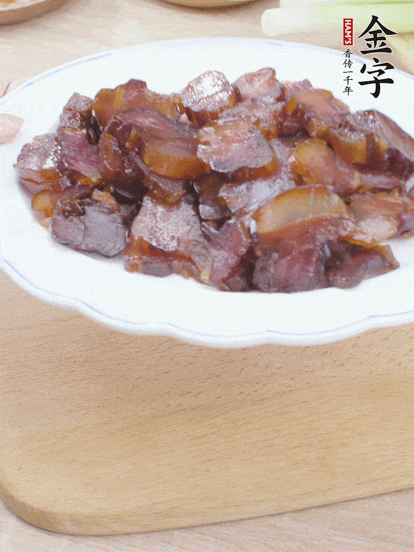 金字醬油肉水煮15分鐘，切薄片。