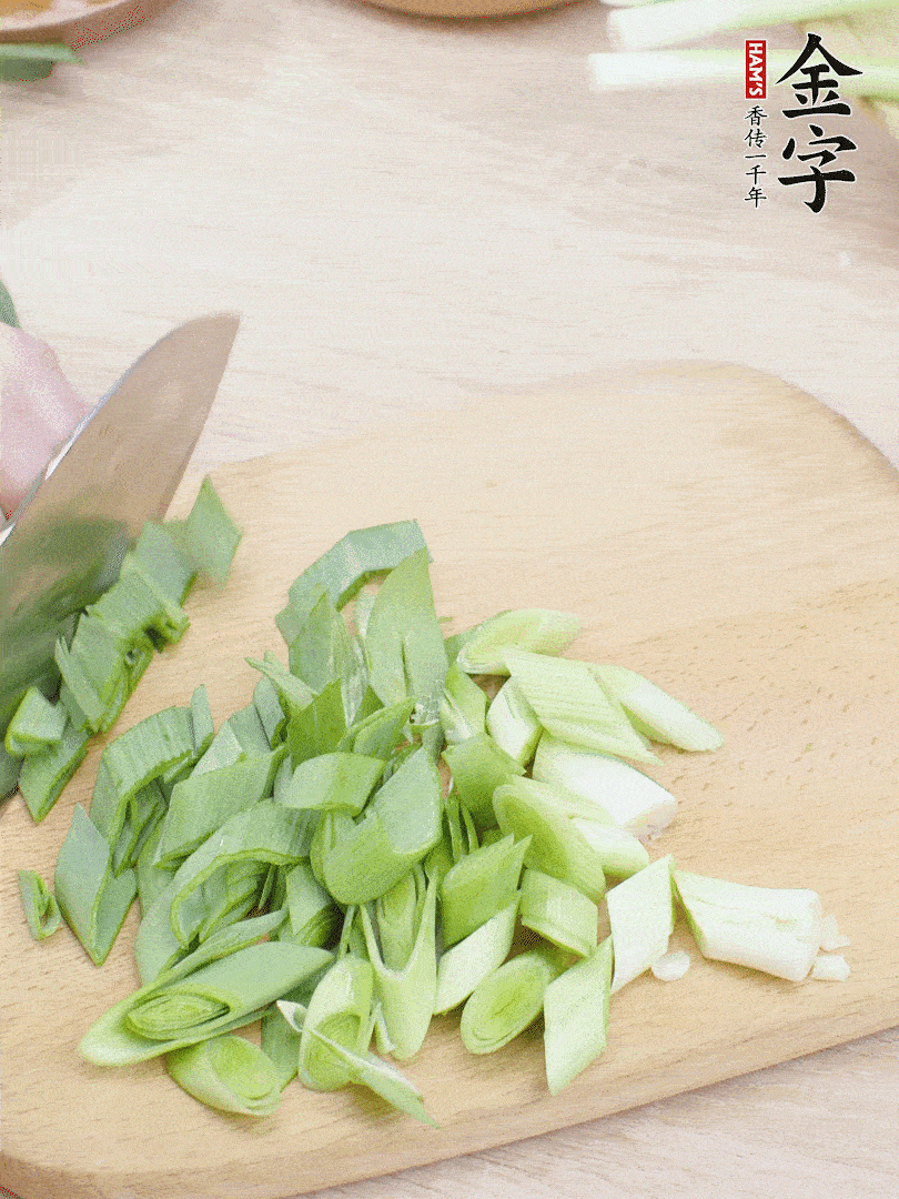 青蒜切段。（蒜白可以拍一下，再斜著切）