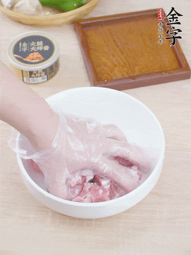 豬小排，加1勺料酒、1勺蠔油、1/3勺白胡椒粉、淀粉，抓拌均勻腌漬30分鐘。青椒去蒂去籽切塊。洋蔥去皮切塊。