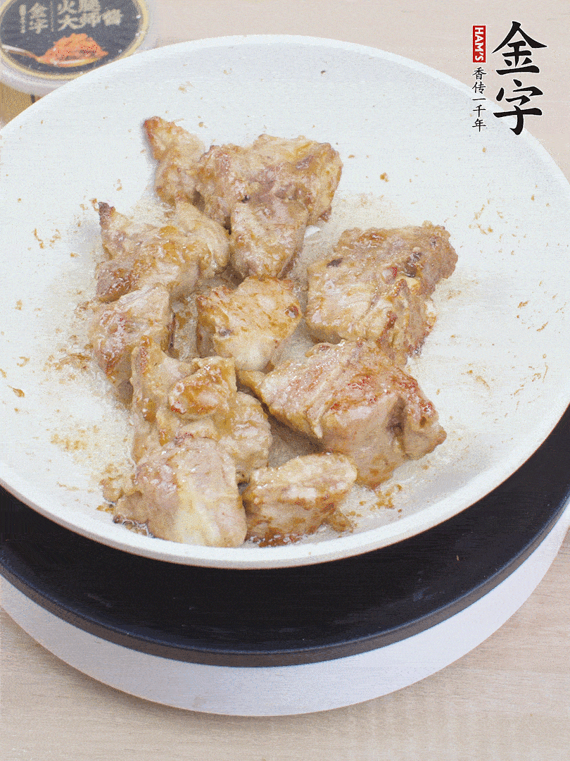 油4成熱，下小排煎炒至邊緣微微發(fā)焦。