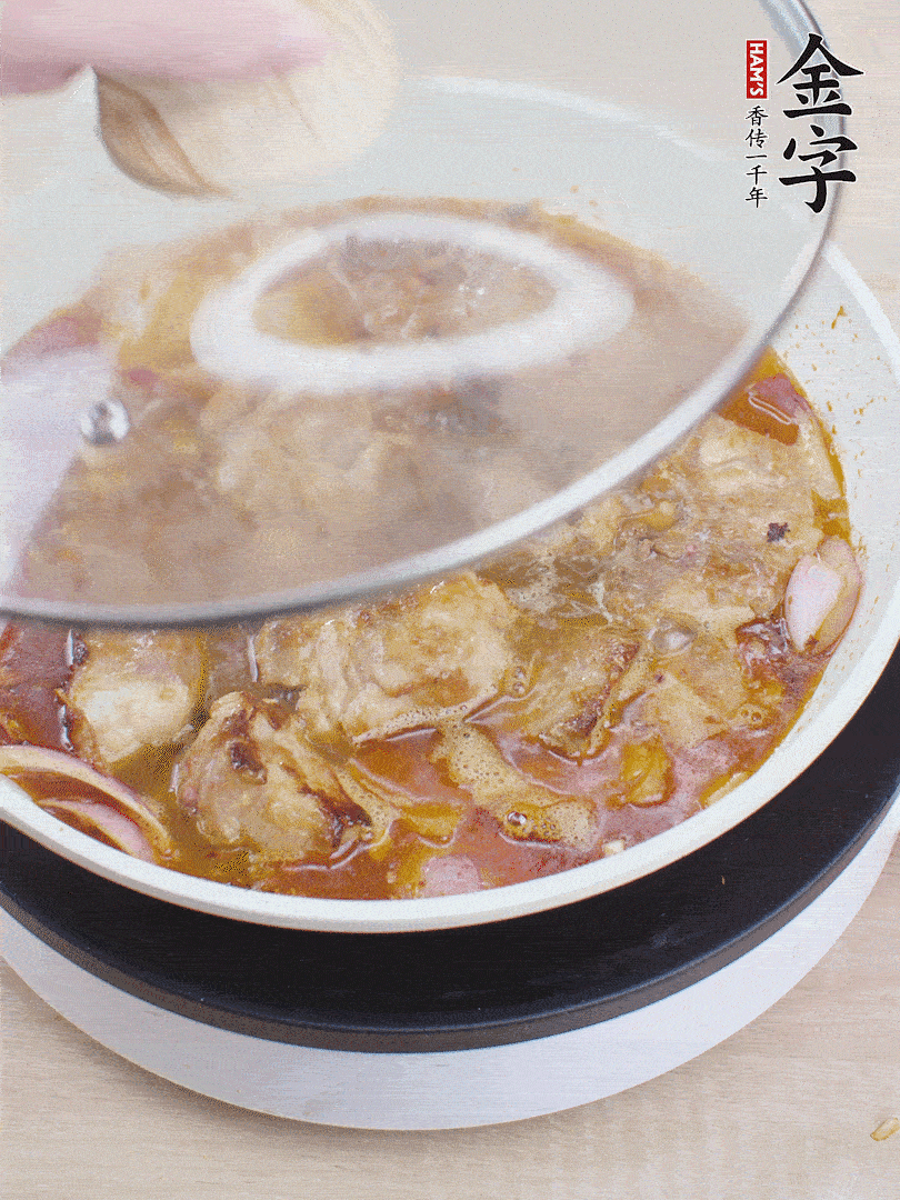 下小排翻炒，加1勺生抽、1點(diǎn)白砂糖和少許水燜2分鐘。