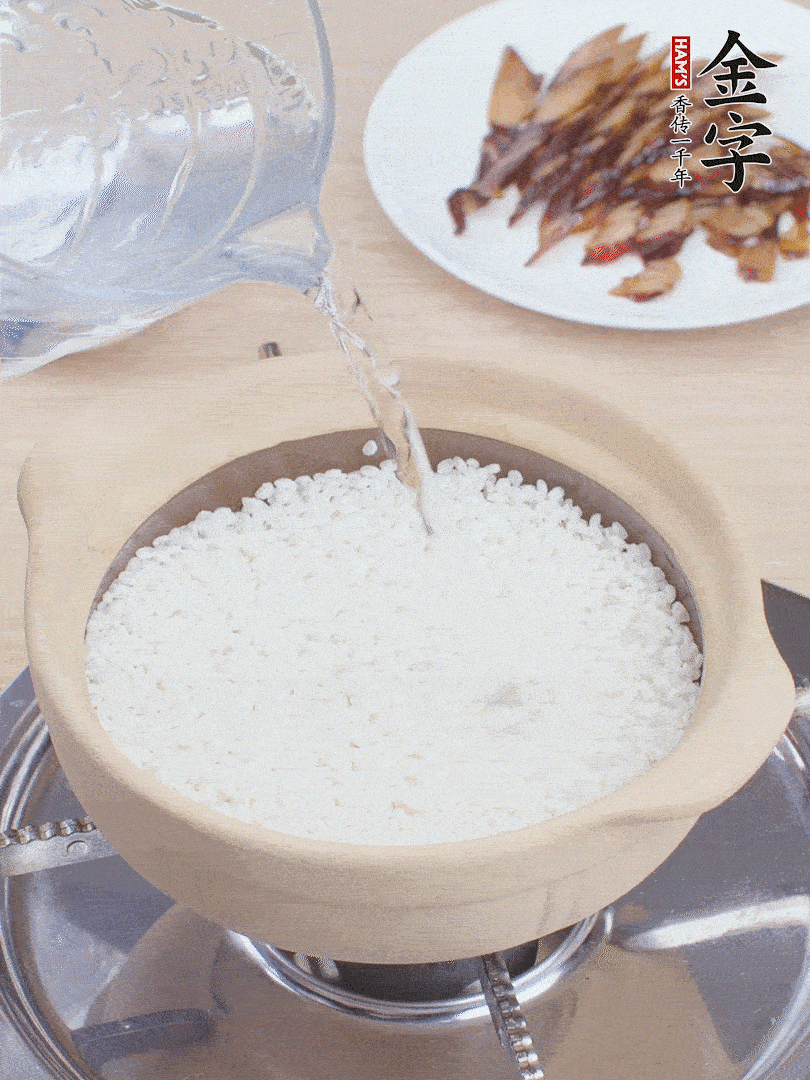 砂鍋涂抹植物油，放大米，開水沒(méi)過(guò)米1.5cm左右，蓋蓋中火煮7分鐘。